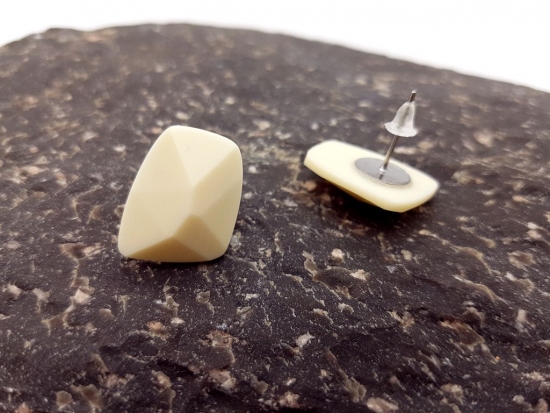 unregelmäßige hell beige Ohrstecker